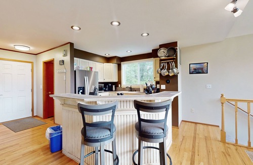 Retsil House | Dog-friendly house w/enclosed yard, dedicated workspace, gas grill, W/D