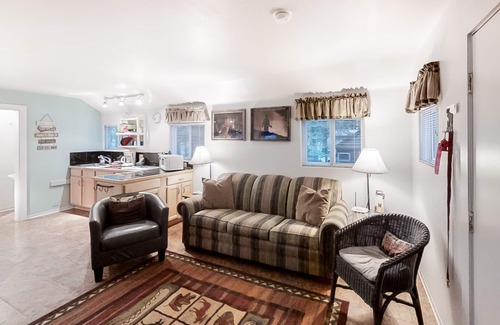 Joseph House | Dog-friendly mountain-view cabin in walkable locale with deck & grill