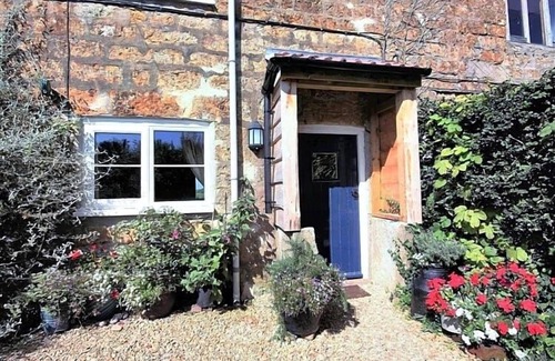 Bridport Cottage | Dog friendly, rural location,on network of footpaths,close to country pub