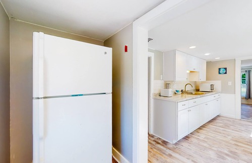 Sagamore Beach Cottage | Dog-friendly Sagamore Beach cottage with a full kitchen, yard, & gas grill