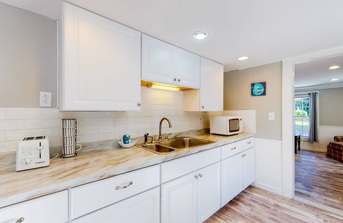 Sagamore Beach Cottage | Dog-friendly Sagamore Beach cottage with a full kitchen, yard, & gas grill