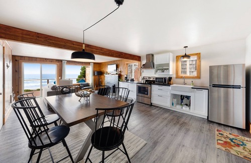 Edgewater Shores Cottage | Dog-friendly waterfront cottage getaway - walk to the beach