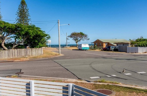 Beachmere House | Dog Lovers Retreat - Beachmere