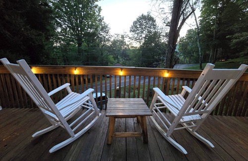 Beech Mountain Ski Chalet | Dogs ‖ S'mores & Fire ‖ 2 Mins to Slopes ‖ Paved Road Access