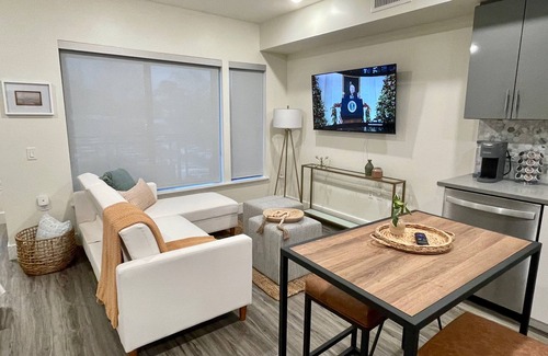 Walnut Creek Apartment | Dogs Stay Free Luxe Downtown Apt King Bed Garage Parking In-Unit W/D