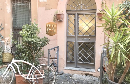 Trastevere Apartment | Dolce Vita in Trastevere III