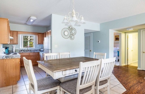 Pigeon Forge Condo | Dolly's Hideout: Pools and Relaxation