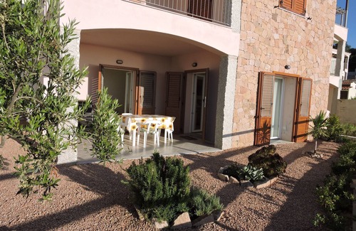 Trinita d'Agultu Apartment | Dolphin apartment with large sea view garden
