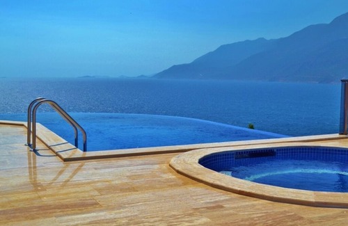 Kas Villa | DOLPHIN BAY VILLA, STUNNING, LARGE PRIVATE INFINITY POOL + JACUZZI, SLEEPS 8.