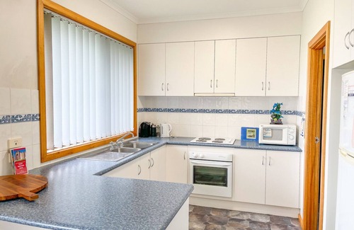 Waterhouse House | Dolphin Court - Park your car and walk to all that Robe has to offer