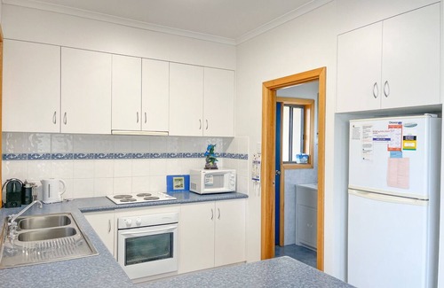 Waterhouse House | Dolphin Court - Park your car and walk to all that Robe has to offer