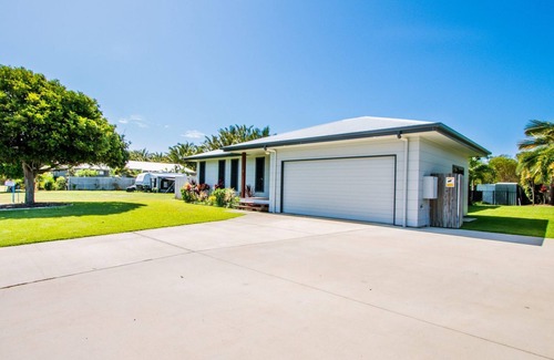 Agnes Water House | Dolphin Cove Agnes Water holiday home with pool & boat parking