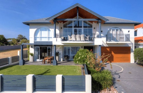Halls Head House | Dolphin's Leap | *NEW* Exclusive Beachfront Home with Pool & Views