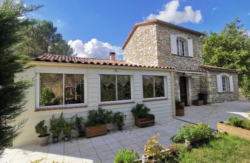 Fumel Bed & Breakfast | DOMAINE DES 3 CYPRÈS Chambre MIMOSA Chez Nath & Pat