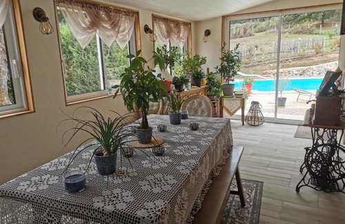 Fumel Bed & Breakfast | DOMAINE DES 3 CYPRÈS Chambre MIMOSA Chez Nath & Pat