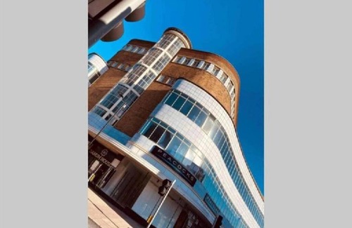 Doncaster Apartment | Doncaster City Centre Deluxe Whole Apartment sleeps 4 D2n