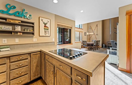 Donner Lake Woods House | Donner Lake - Truckee! One block to West End Beach/10 minutes to Sugar Bowl!