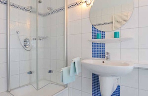 Esens Cottage | Doppelzimmer Nichtraucher Kategorie II - Doppelzimmer in der Hotel-pension Störtebeker