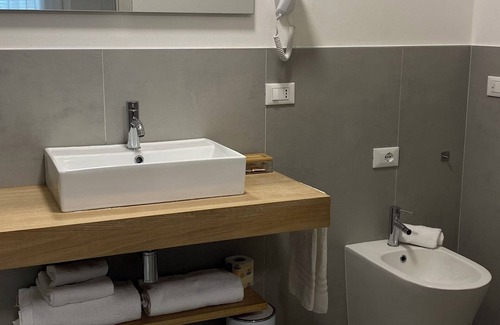 Fogliano House | Dormi-RE rooming house offers 12 elegant and comfortable rooms.