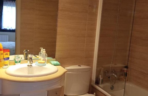 Leon Bed & Breakfast | Dormitorio con baño privado y desayuno