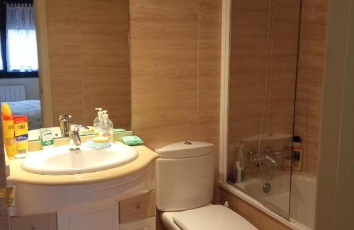 Leon Bed & Breakfast | Dormitorio con baño privado y desayuno