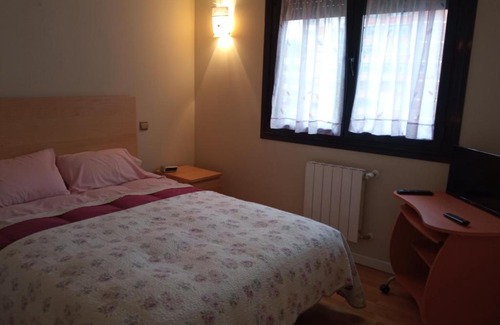 Leon Bed & Breakfast | Dormitorio con baño privado y desayuno