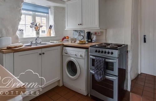 Burton Bradstock Cottage | DORMOUSE COTTAGE, pet friendly, with a garden in Burton Bradstock