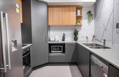 Gregory Hills House | Double Bed Room with Ensuite Bath-Peaceful location