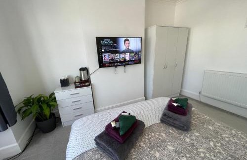 Sudbury House | Double Bedroom with TV in Sudbury Hill Wembley - 10 mins from Wembley Stadium