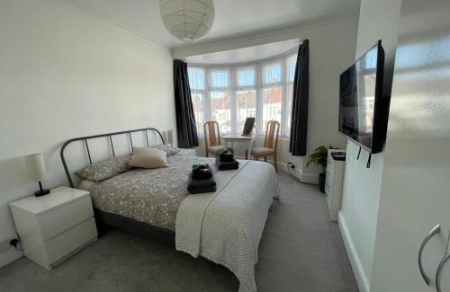 Sudbury House | Double Bedroom with TV in Sudbury Hill Wembley - 10 mins from Wembley Stadium