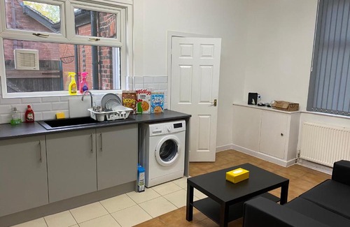 Levenshulme House | Double Bedroom In Manchester 13 Woodfold Ave, M19 3AP, RM1 2 Sing Bed