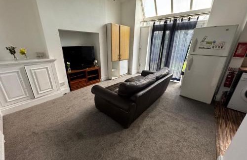 Salford House | Double-Bedroom in the Heart of Salford Manchester GCSW6 Perfect for Short Stays
