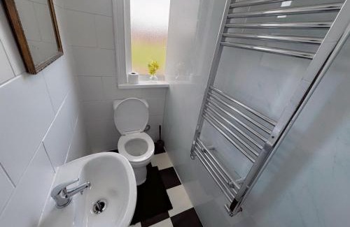 Salford House | Double-Bedroom in the Heart of Salford Manchester GCSW6 Perfect for Short Stays