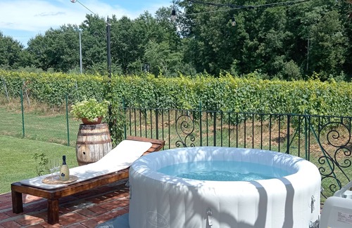 Lamporecchio House | Double bedroom with exclusive bathroom and private access from the outside