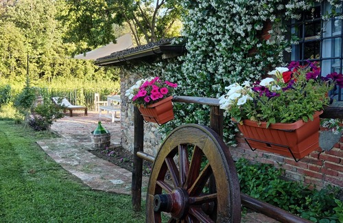 Lamporecchio House | Double bedroom with exclusive bathroom and private access from the outside
