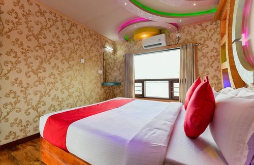 Alappuzha Boat Rental | Double-Decker floating Deluxe Houseboat
