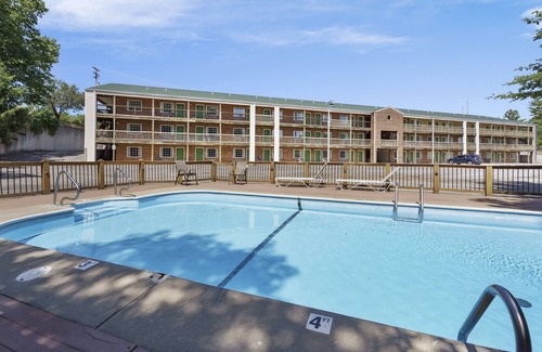 Indian Point Condo | Double Queen Room w/Kitchen Supplies