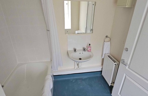 Mynydd Isa House | Double Room Shared Bathroom Free Wi-Fi TV Mold