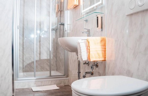 Emmelshausen House | Double room shower/WC - Münster