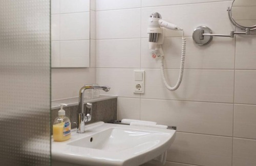 Veldenz Bed & Breakfast | Double room "Weinquartier" handicapped accessible - Weinhaus am Schieferfels