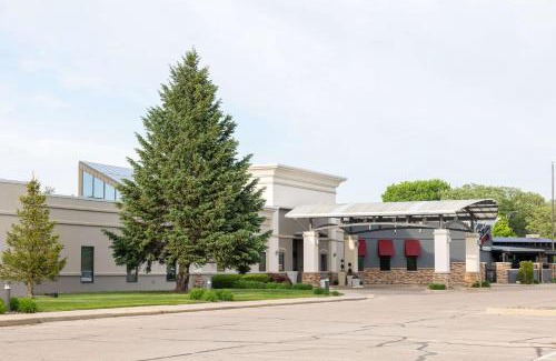 Austin Hotel | DoubleTree by Hilton Austin, MN