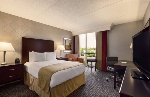Detroit Hotel | DoubleTree by Hilton Detroit - Dearborn