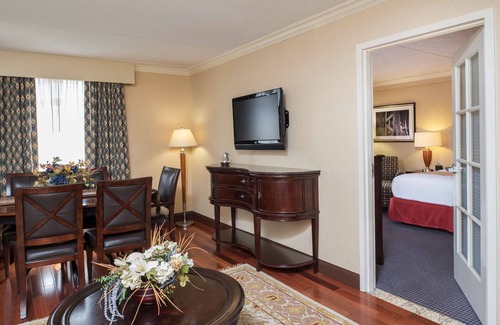 East Paris Hotel | DoubleTree by Hilton Hotel Grand Rapids Airport