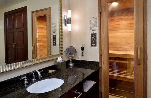 Chesterfield Hotel | DoubleTree by Hilton Hotel St. Louis - Chesterfield