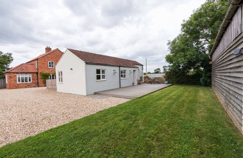 Louth Cottage | DOVE FARM COTTAGE, pet friendly, with a garden in Louth