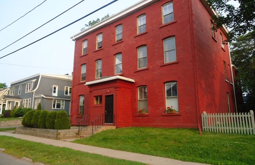 Queens Square Apartment | Down Town Heritage Suite on Water Street