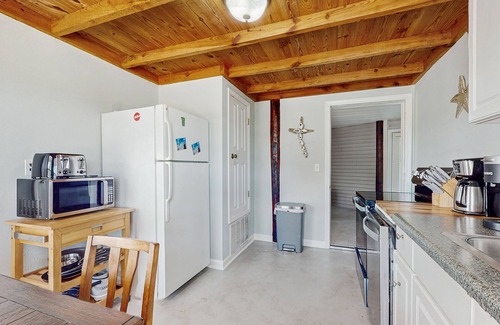 Surf Side Shores House | Downstairs duplex near the beach with full kitchen, WiFi, cable, partial AC