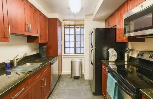 Center City Apartment | Downtown 2BR/2BA by Love Park & Convention Center