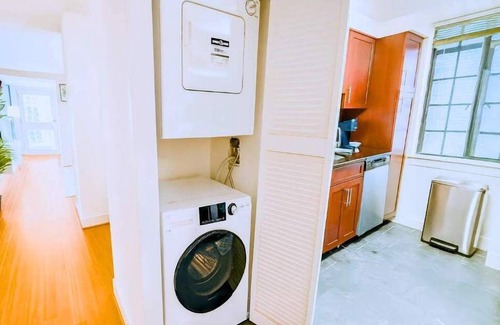 Center City Apartment | Downtown 2BR/2BA by Love Park & Convention Center