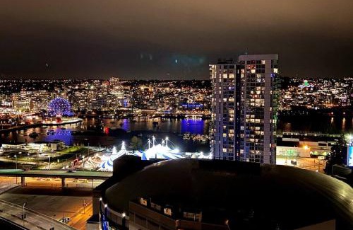 Crosstown Apartment | Downtown 3br/2ba+Views+Skytrain+Free Parking